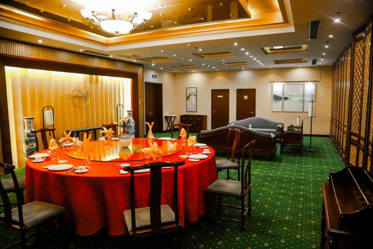 Пекин Палас Soluxe Hotel Astana Экстерьер фото A private dining room at a restaurant in Beijing