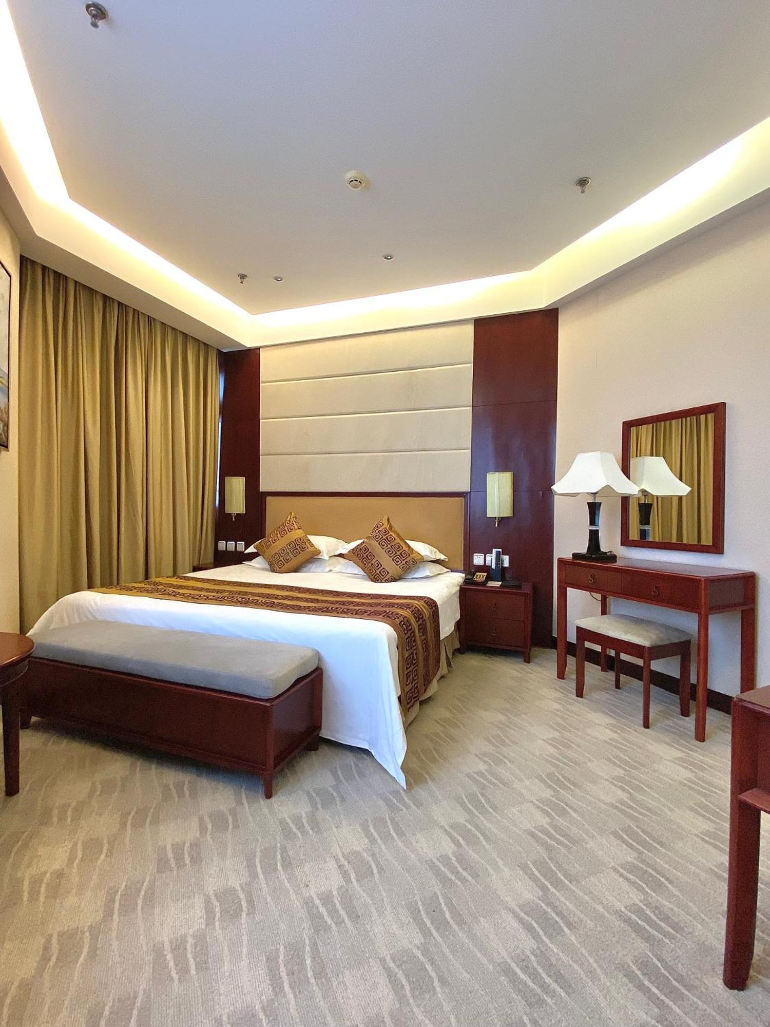 Пекин Палас Soluxe Hotel Astana Экстерьер фото A bedroom at the hotel