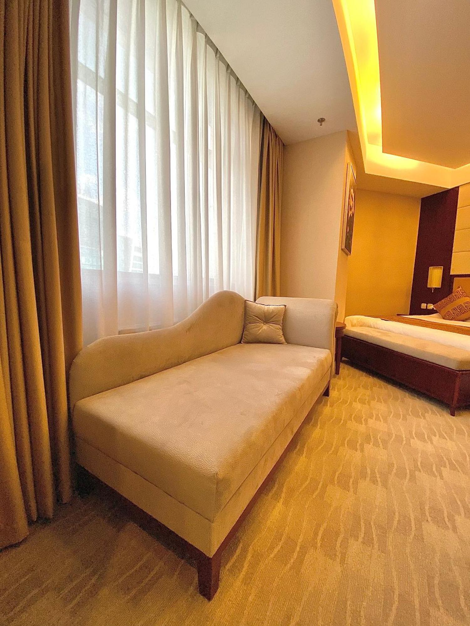 Пекин Палас Soluxe Hotel Astana Экстерьер фото A sofa bed