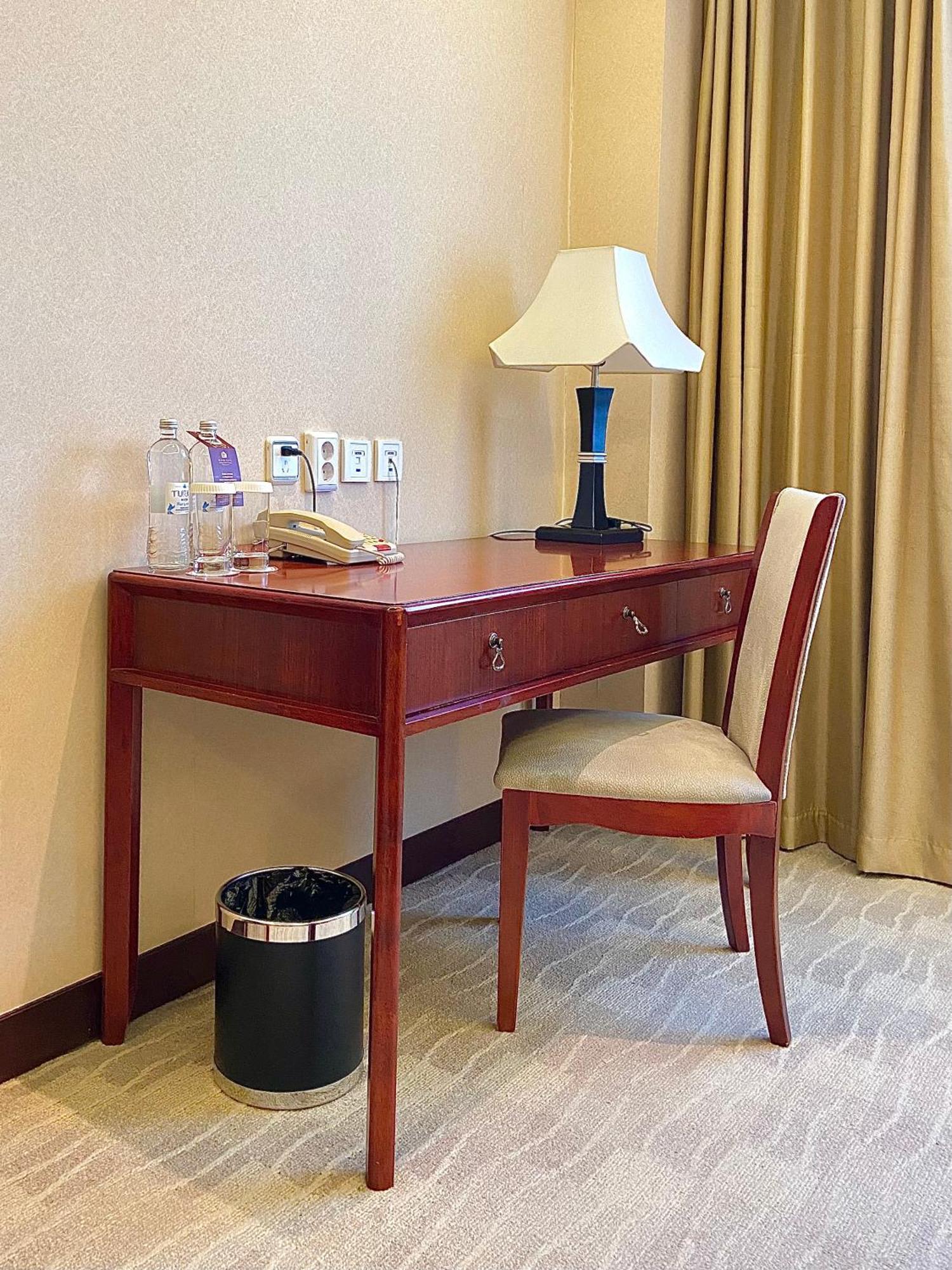 Пекин Палас Soluxe Hotel Astana Экстерьер фото A writing desk in a hotel room