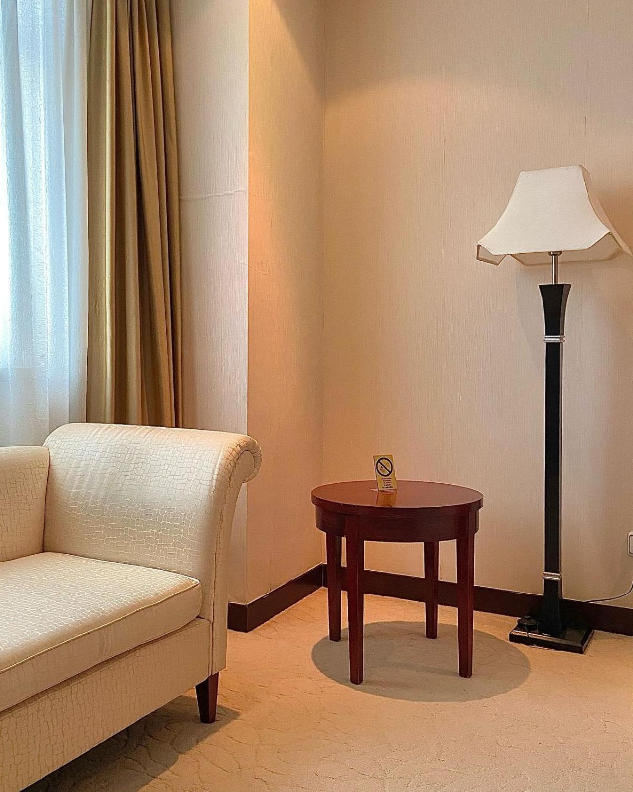 Пекин Палас Soluxe Hotel Astana Экстерьер фото A floor lamp
