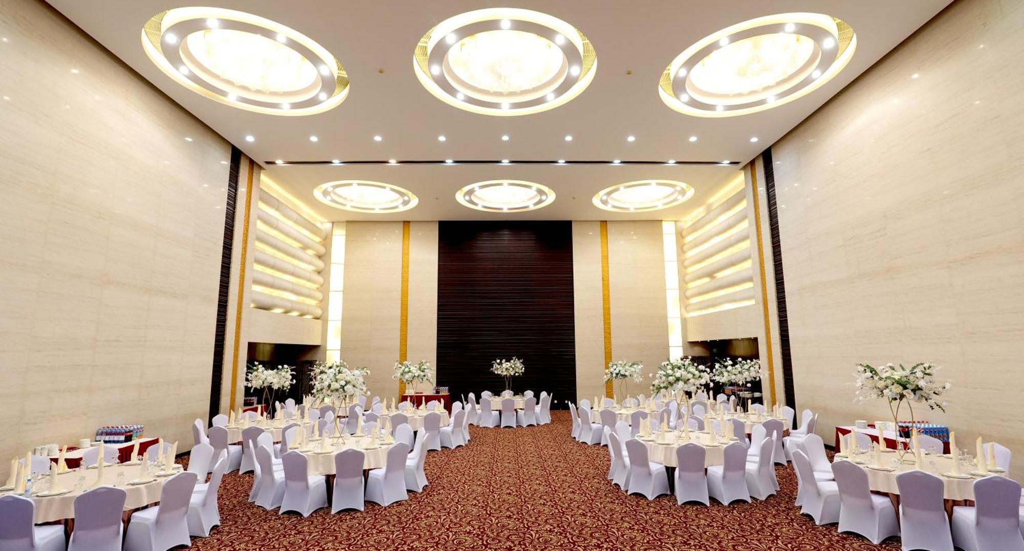 Пекин Палас Soluxe Hotel Astana Экстерьер фото The ballroom