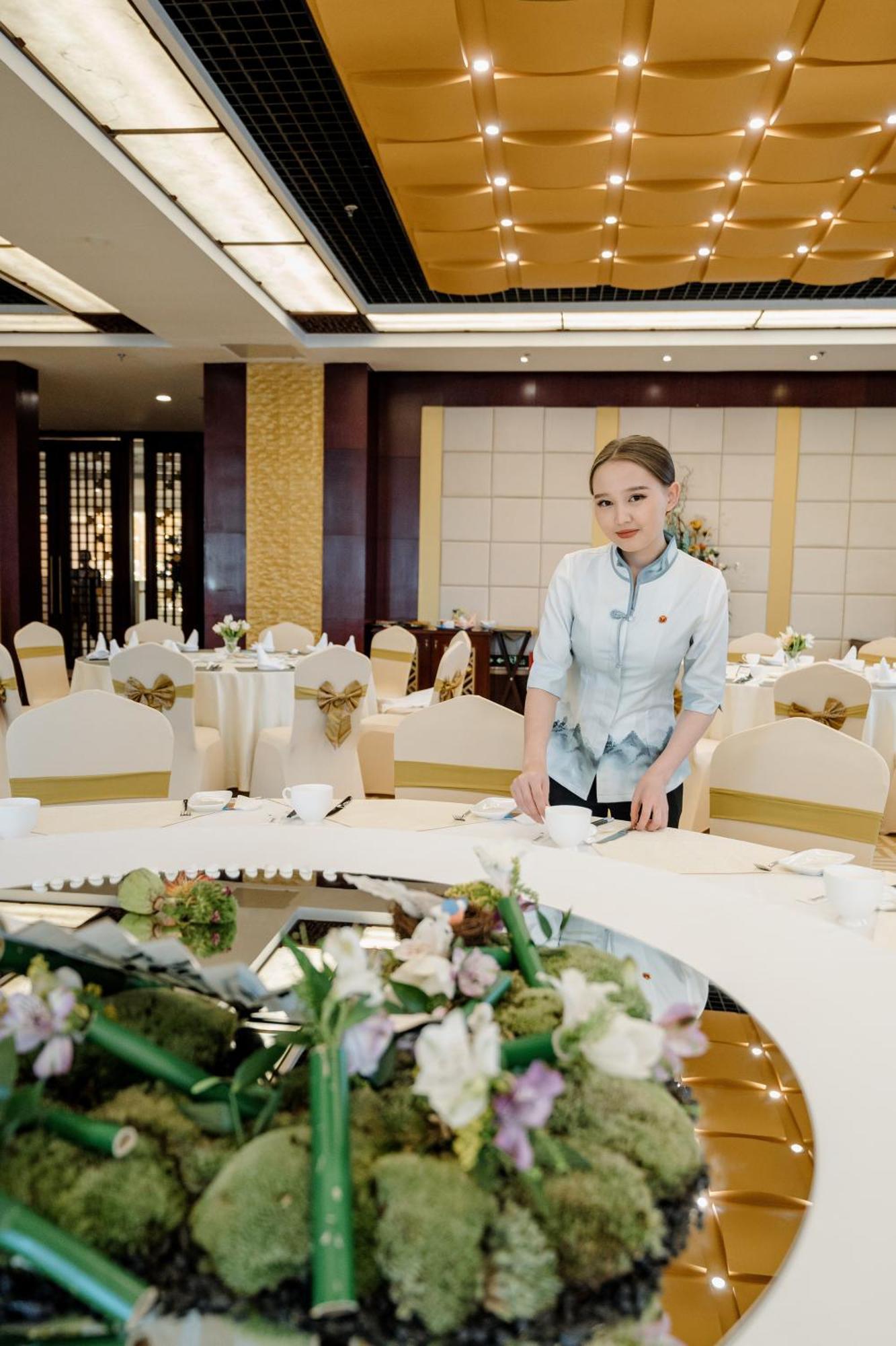 Пекин Палас Soluxe Hotel Astana Экстерьер фото A restaurant hostess