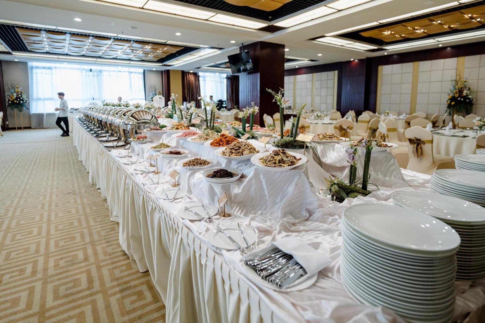 Пекин Палас Soluxe Hotel Astana Экстерьер фото A buffet at a wedding reception