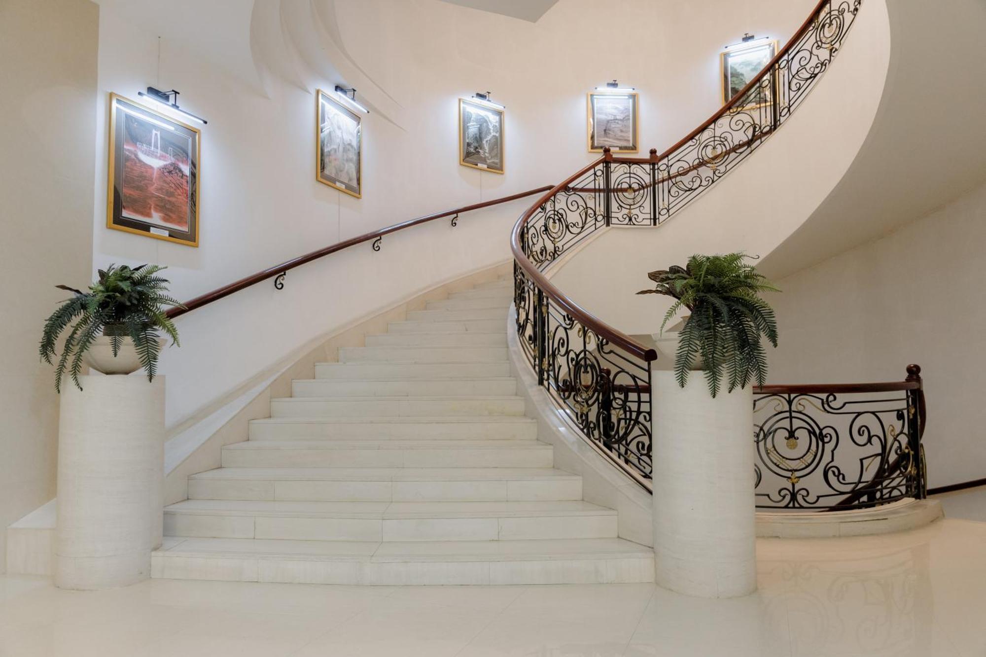 Пекин Палас Soluxe Hotel Astana Экстерьер фото Staircase